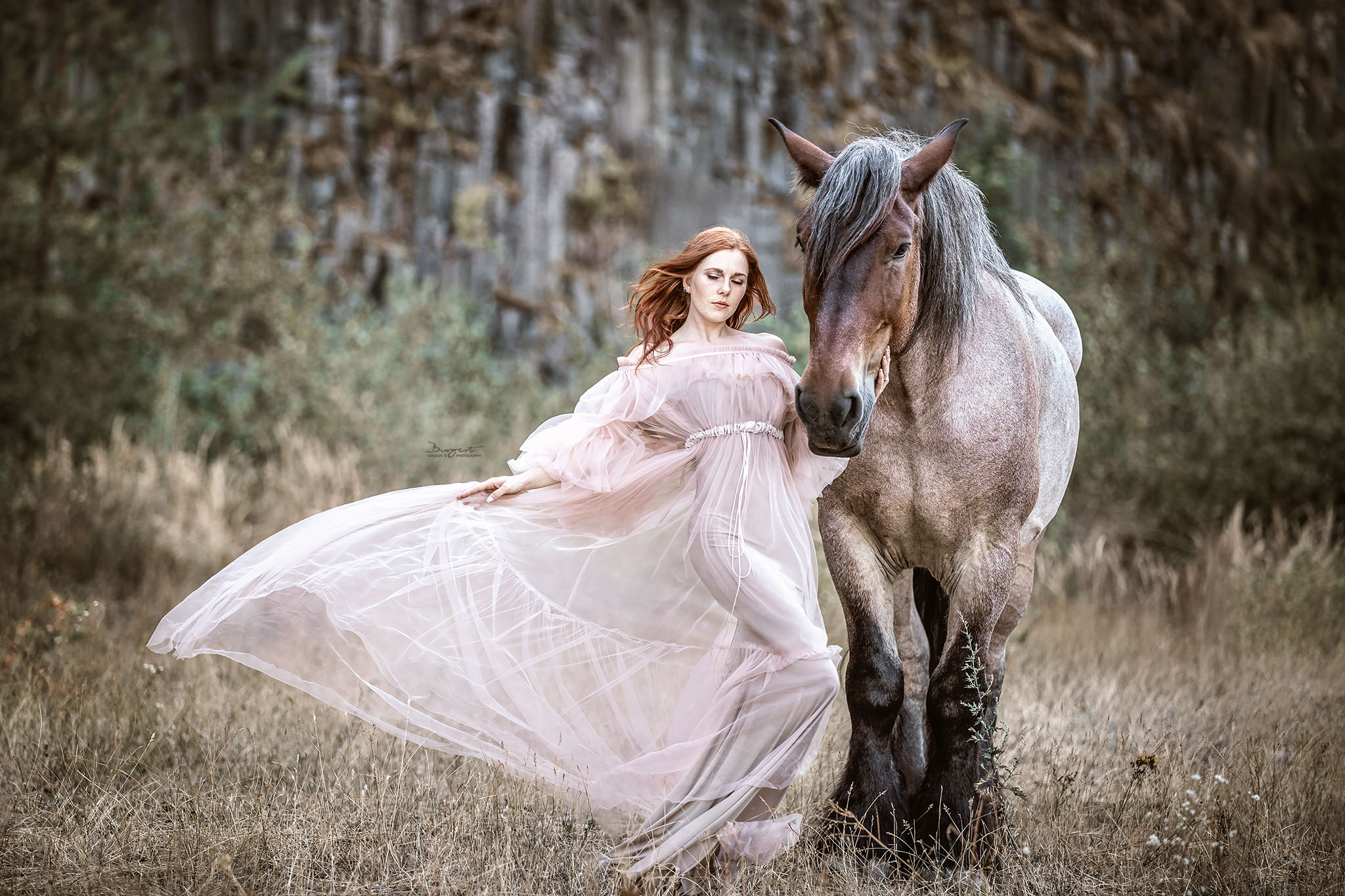 Frau im Tüllkleid und ihr Pferd im Steinbruch